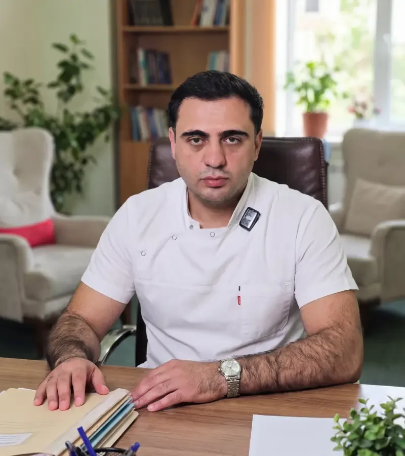 Psixoloq-psixoterapevt Qorqud Süleymanov iş otağında